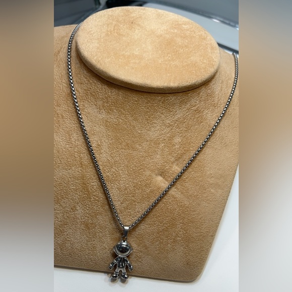 Astronaut Charm Necklace - Picture 4 of 6